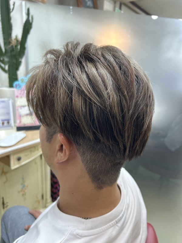 ALUFA式トリートメントで仕上げたメンズの白髪ぼかしヘアスタイル